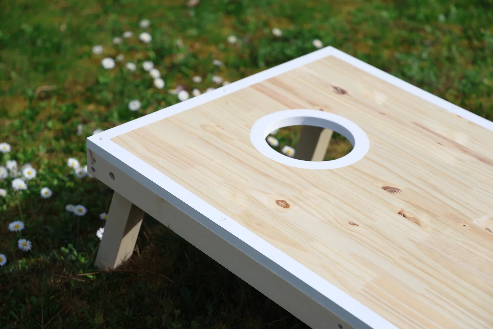Partie de cornhole pendant un événement en extérieur